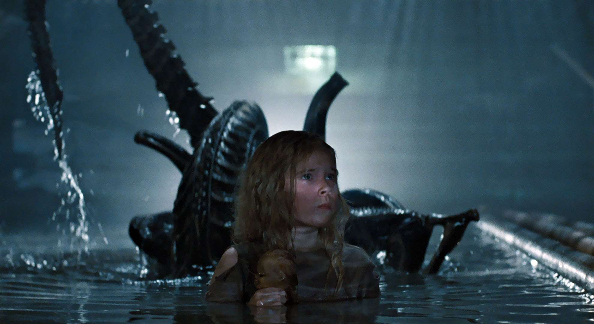 aliens-1986-newt-and-alien.jpg